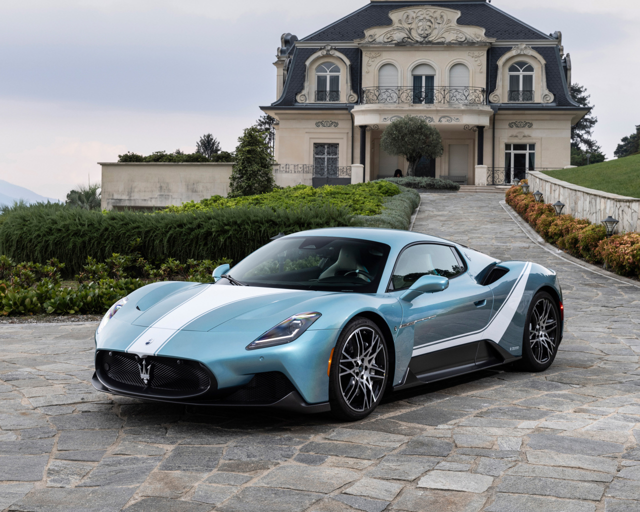 Вид спереди на голубой автомобиль Maserati MC20 Iris 2024 года