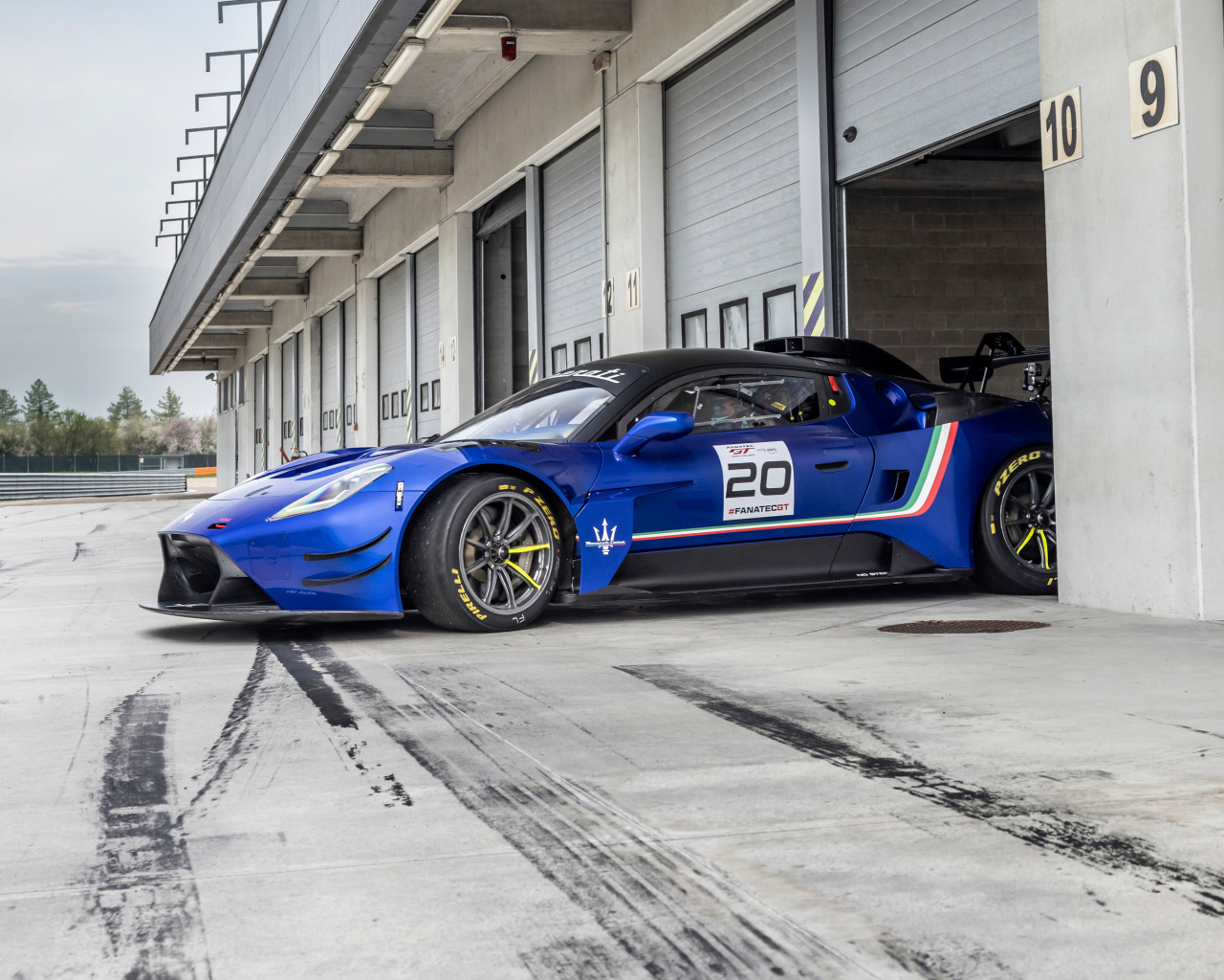 Автомобиль Maserati GT2 в гараже