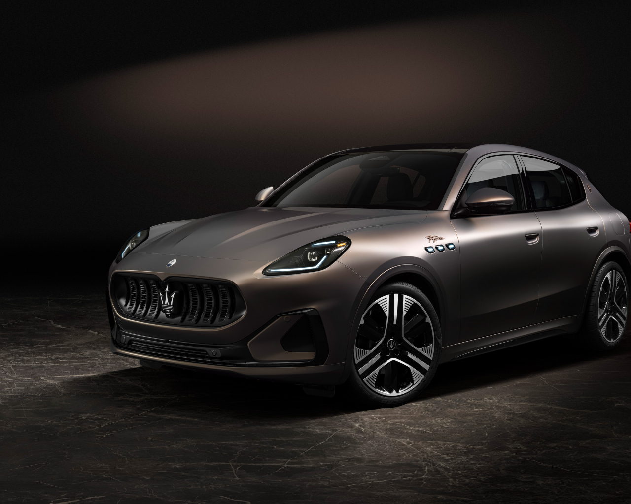 Автомобиль Maserati Grecale Folgore на сером фоне