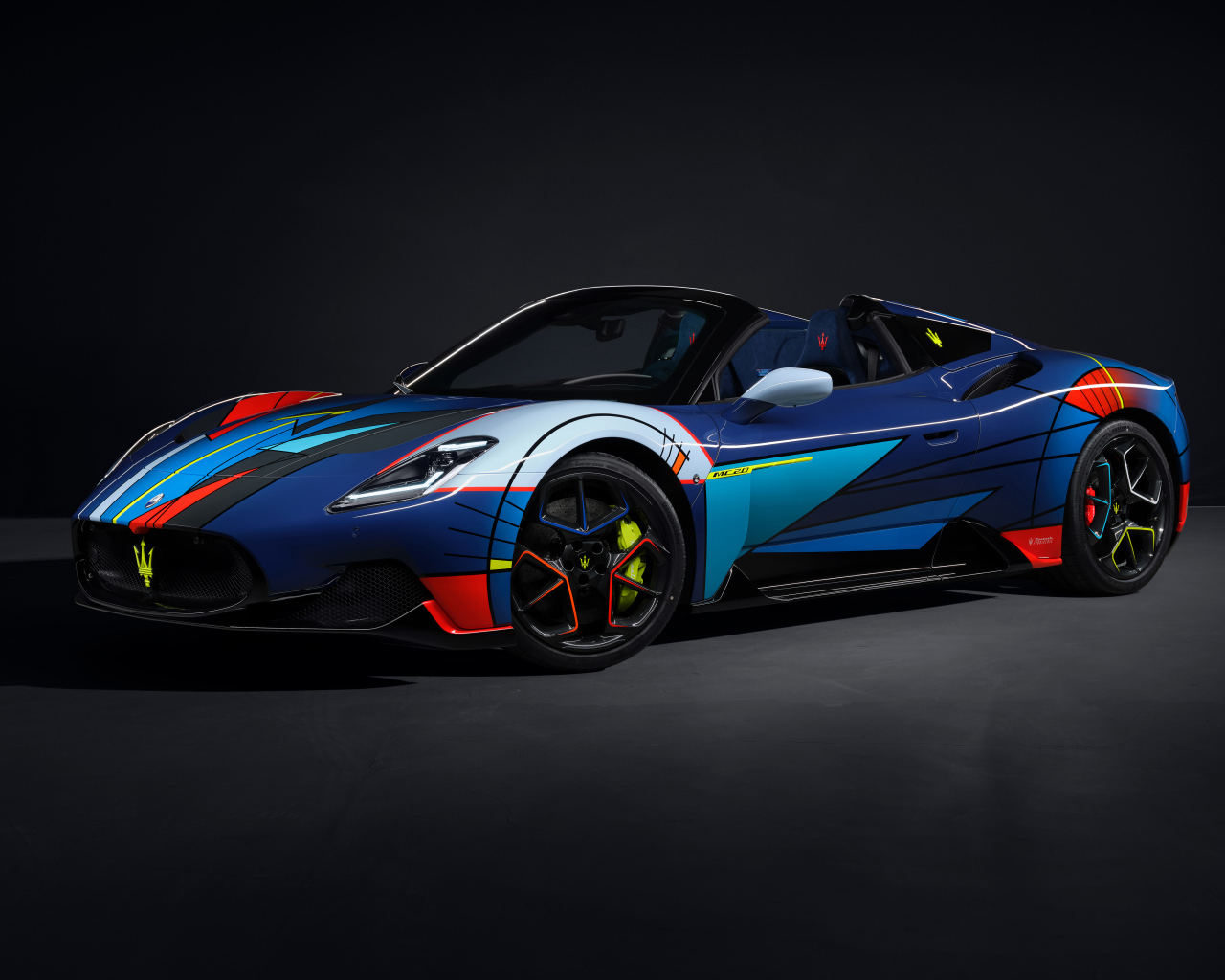 Разноцветный автомобиль Maserati MC20 Cielo Opera DArte 2024 года