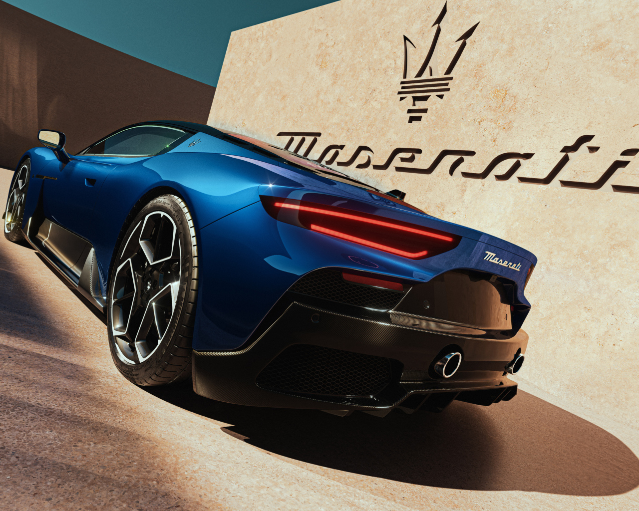 Вид сзади на автомобиль Maserati MC20