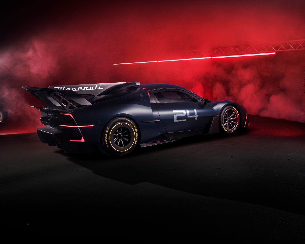 Вид сзади на спортивный автомобиль Maserati MCXtrema