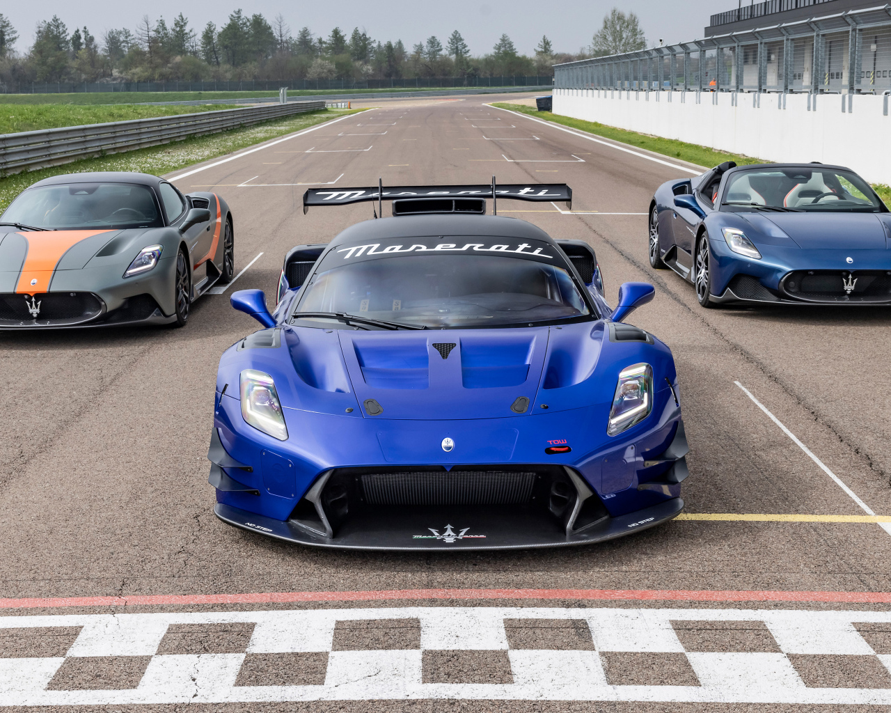 Спортивные автомобили Maserati MC20 на старте