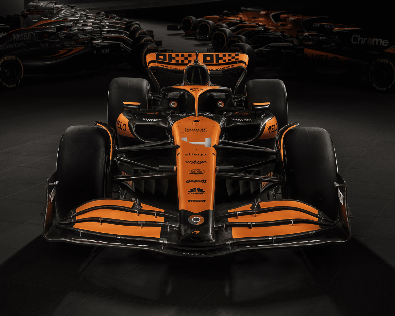 Быстрый гоночный автомобиль McLaren MCL38 2024 года вид спереди