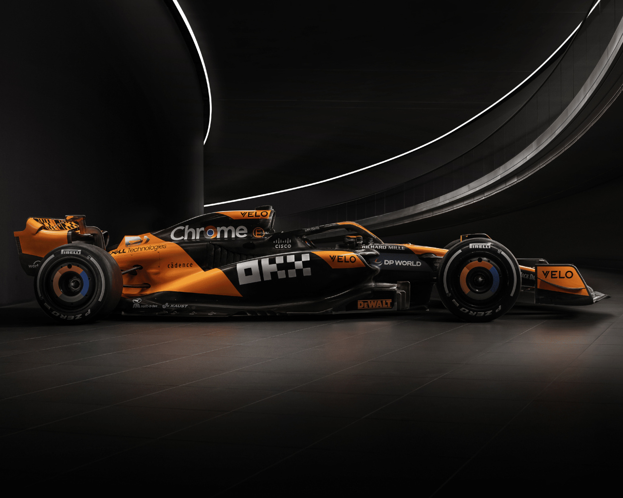 Гоночный автомобиль McLaren MCL38 2024  года вид сбоку