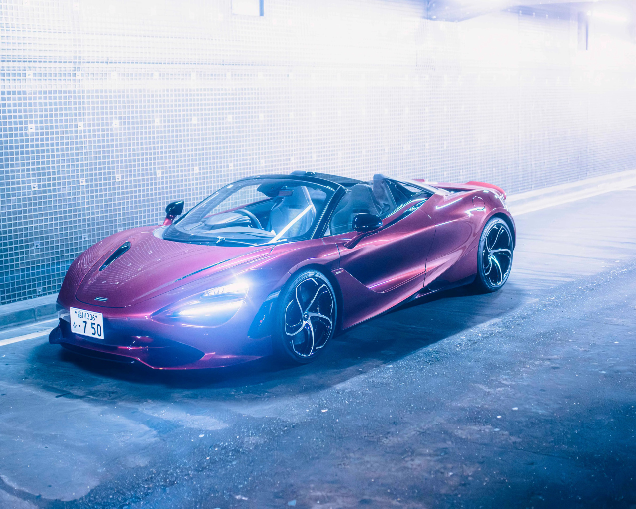 Красивый быстрый автомобиль McLaren 750S Spider