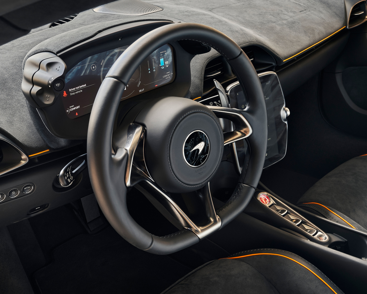 Черный кожаный салон автомобиля McLaren Artura