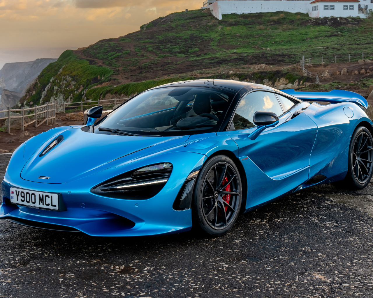 Синий быстрый автомобиль McLaren 750S Coupe