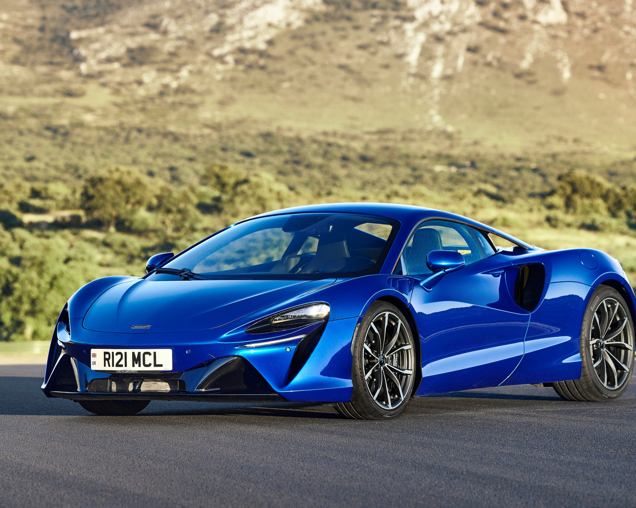 Синий быстрый автомобиль McLaren Artura