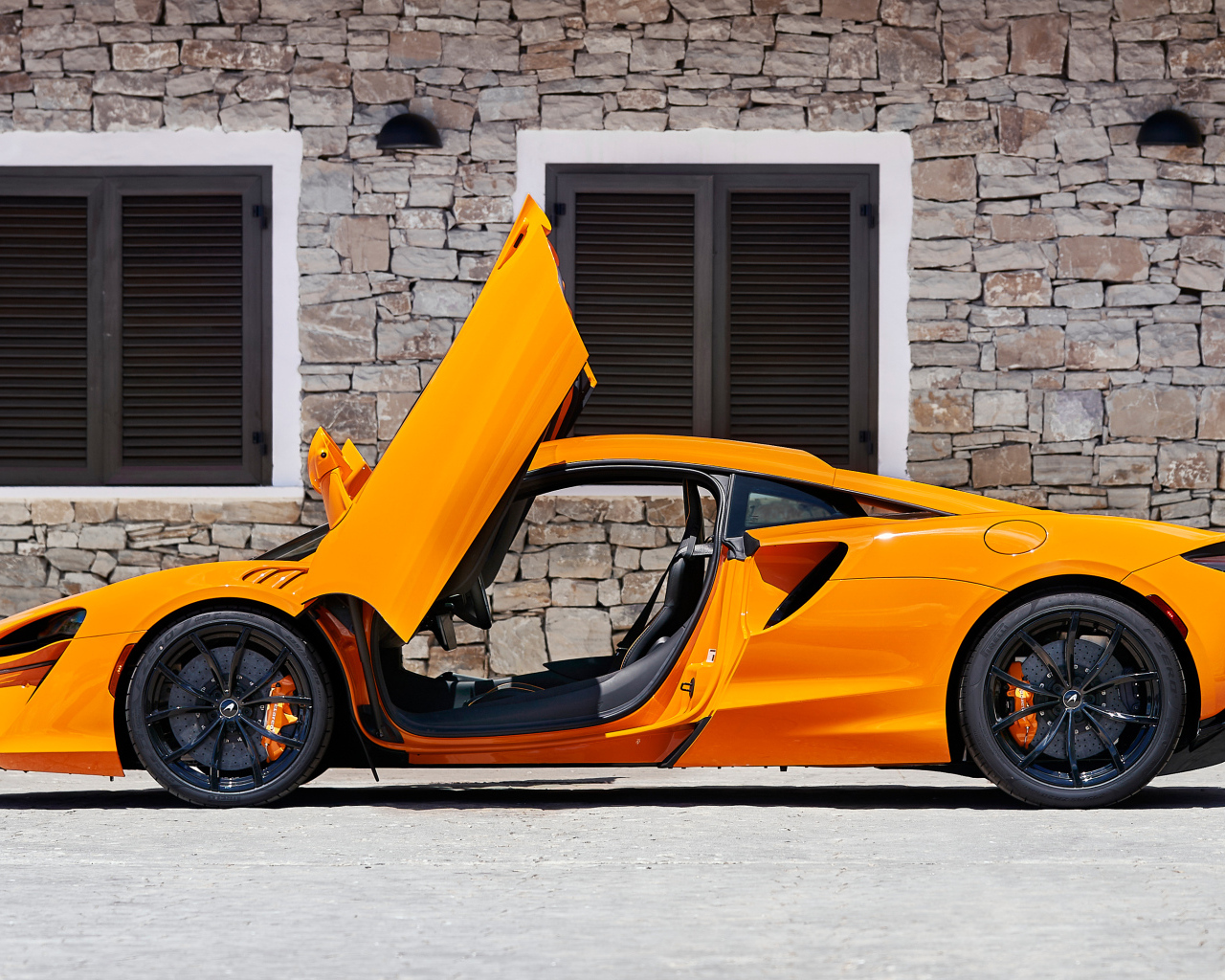 Быстрый McLaren Artura с открытыми дверями