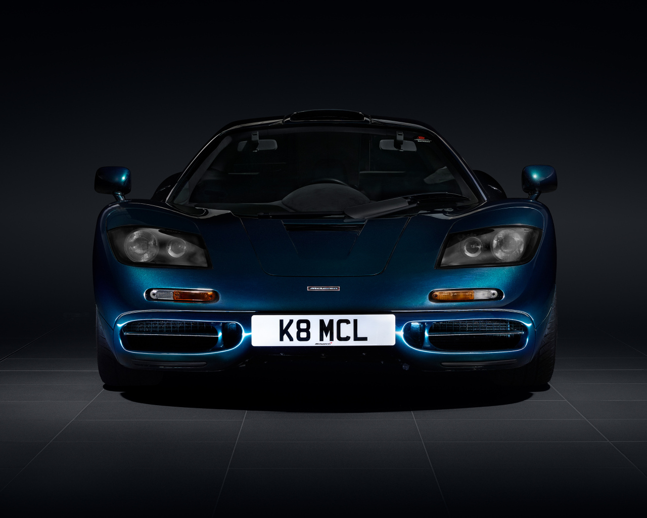 Вид спереди на спортивный автомобиль McLaren F1