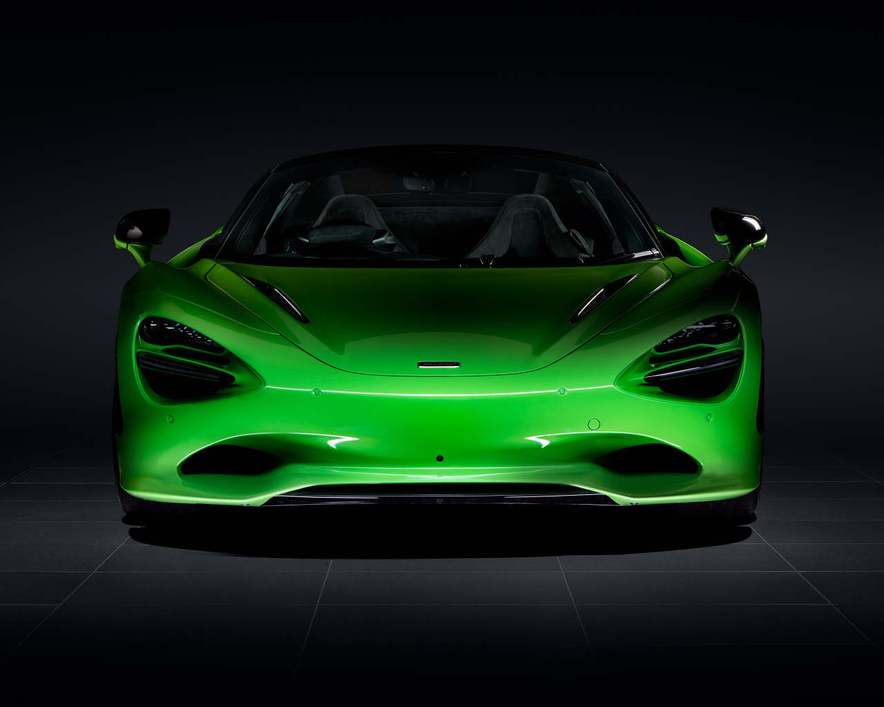 Вид спереди на зеленый автомобиль McLaren 750S