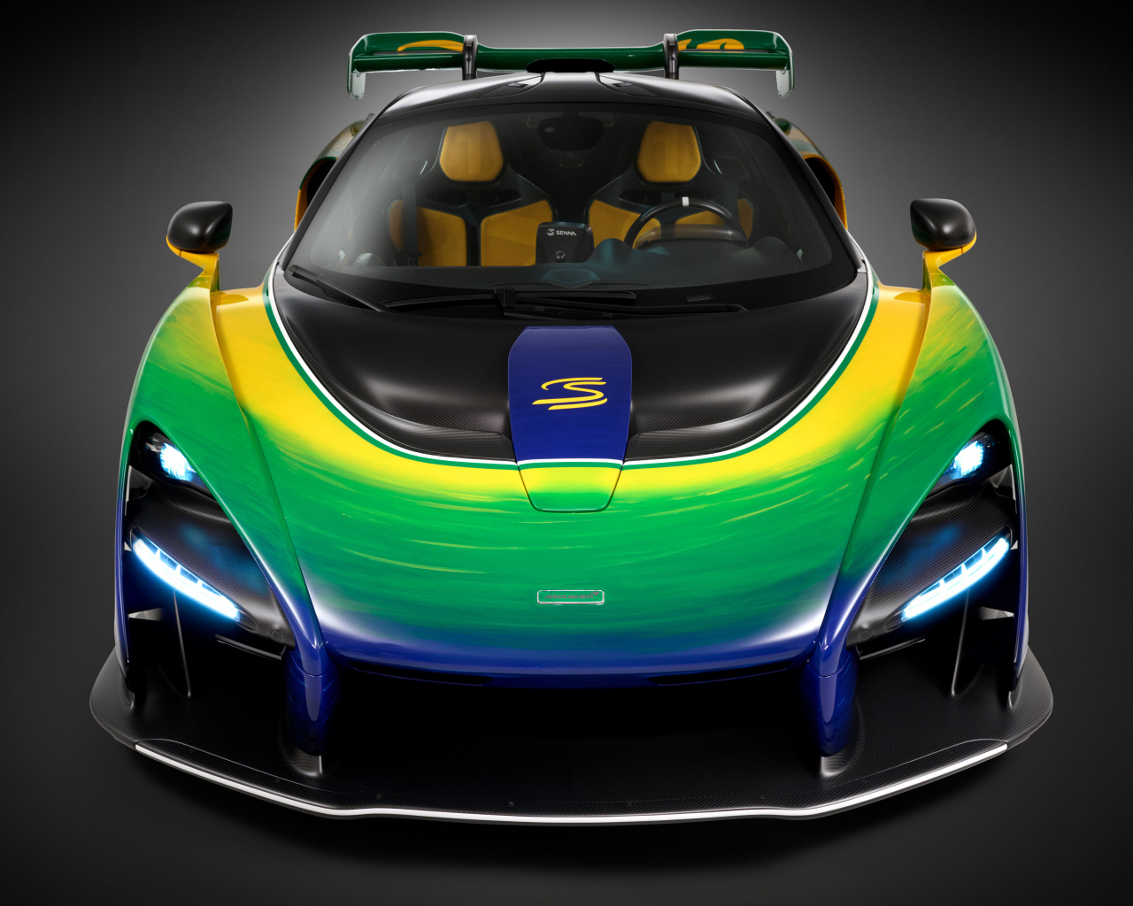 Вид спереди на автомобиль McLaren Senna Sempre 2024  года