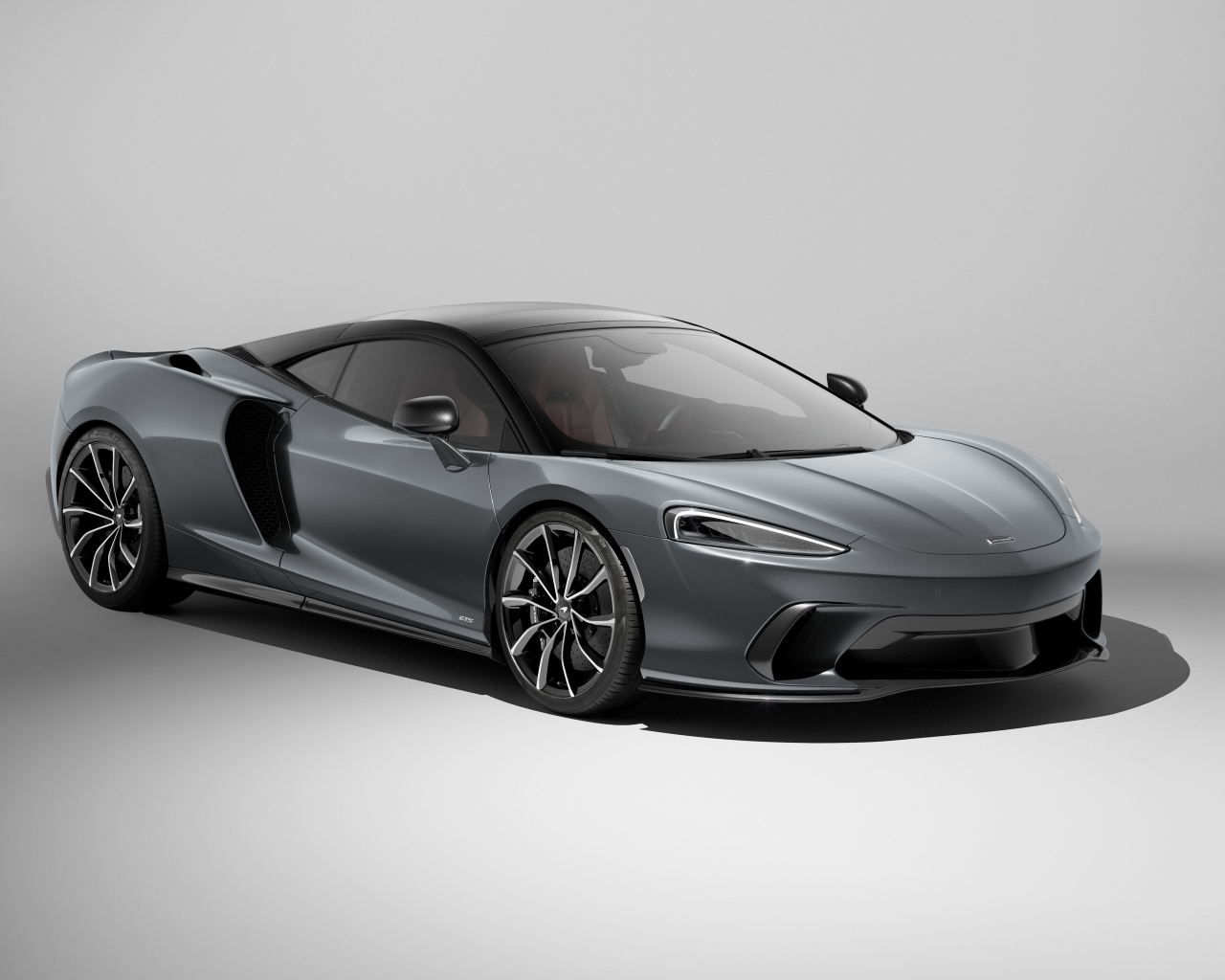 Серый автомобиль McLaren GTS