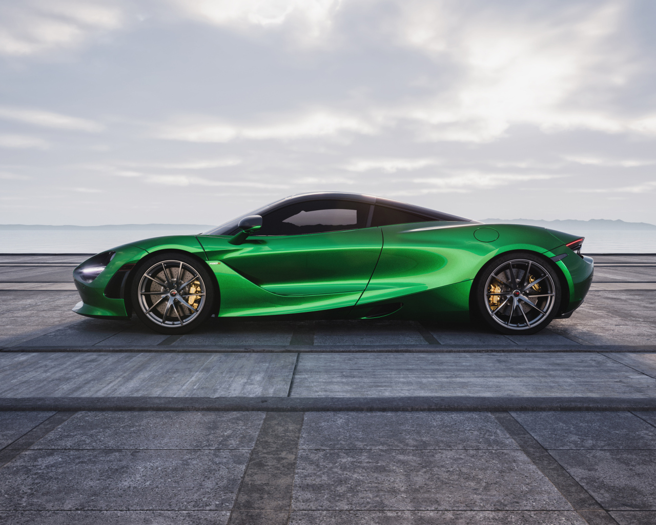 Зеленый автомобиль McLaren 720S CGI на фоне неба