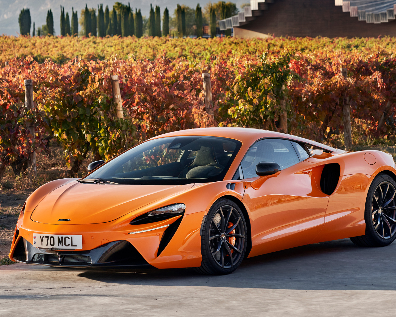 Оранжевый спортивный автомобиль McLaren Artura