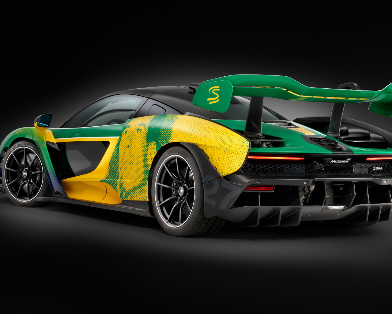 Вид сзади на автомобиль McLaren Senna Sempre 2024  года на сером фоне