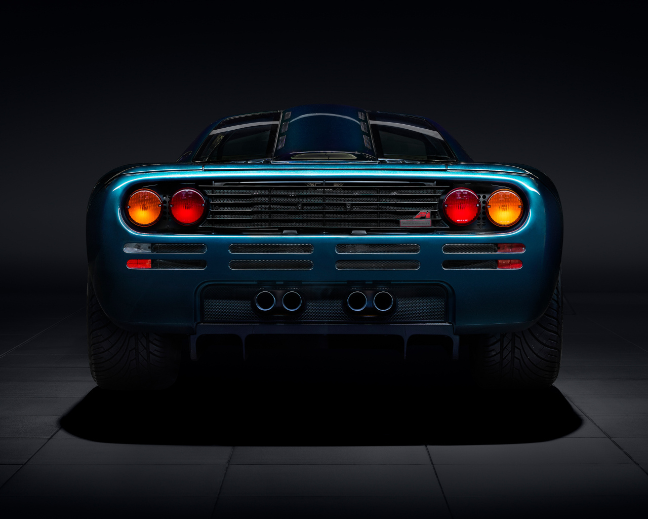 Вид сзади на автомобиль McLaren F1