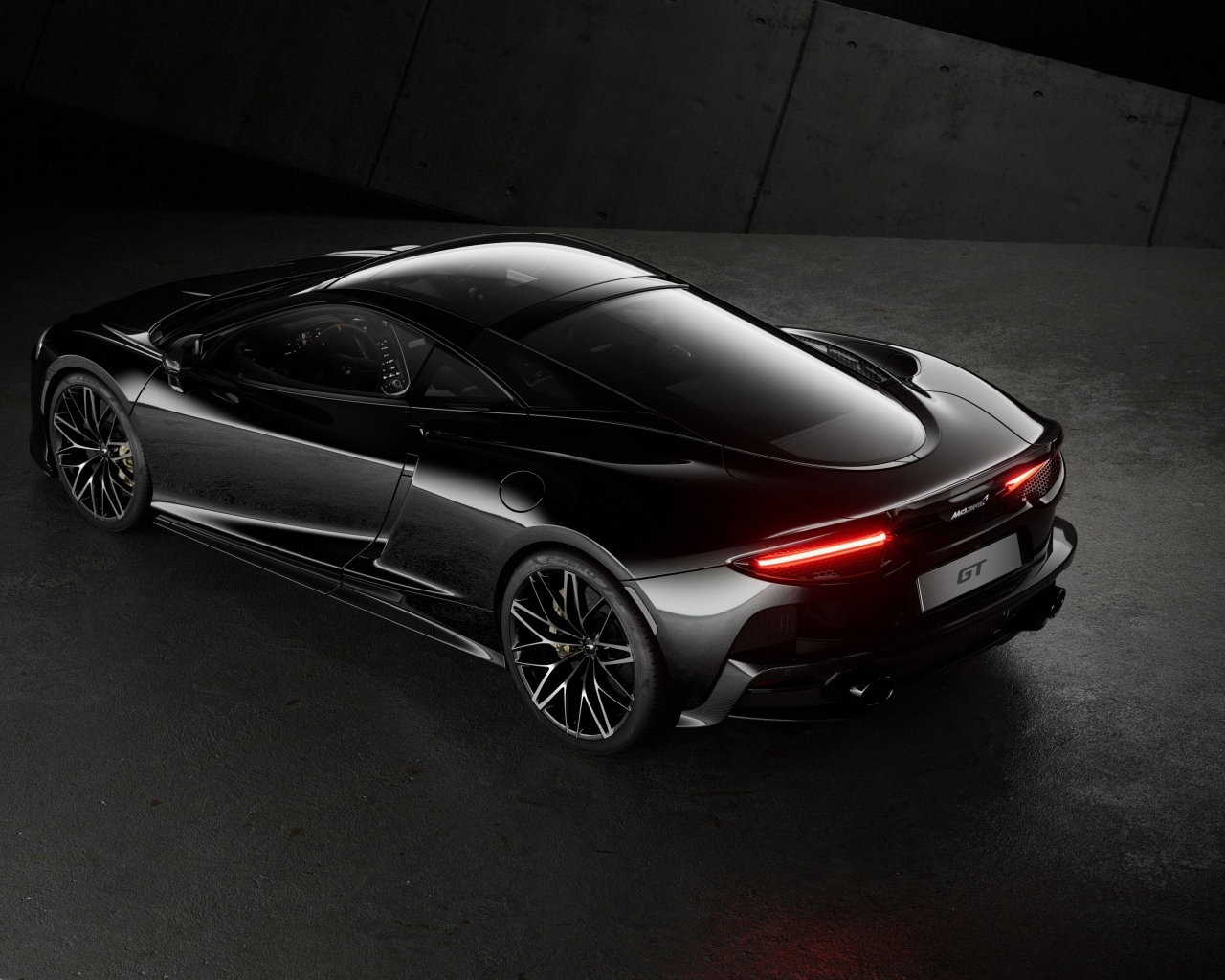 Вид сзади на черный автомобиль McLaren GT 60th Anniversary Edition