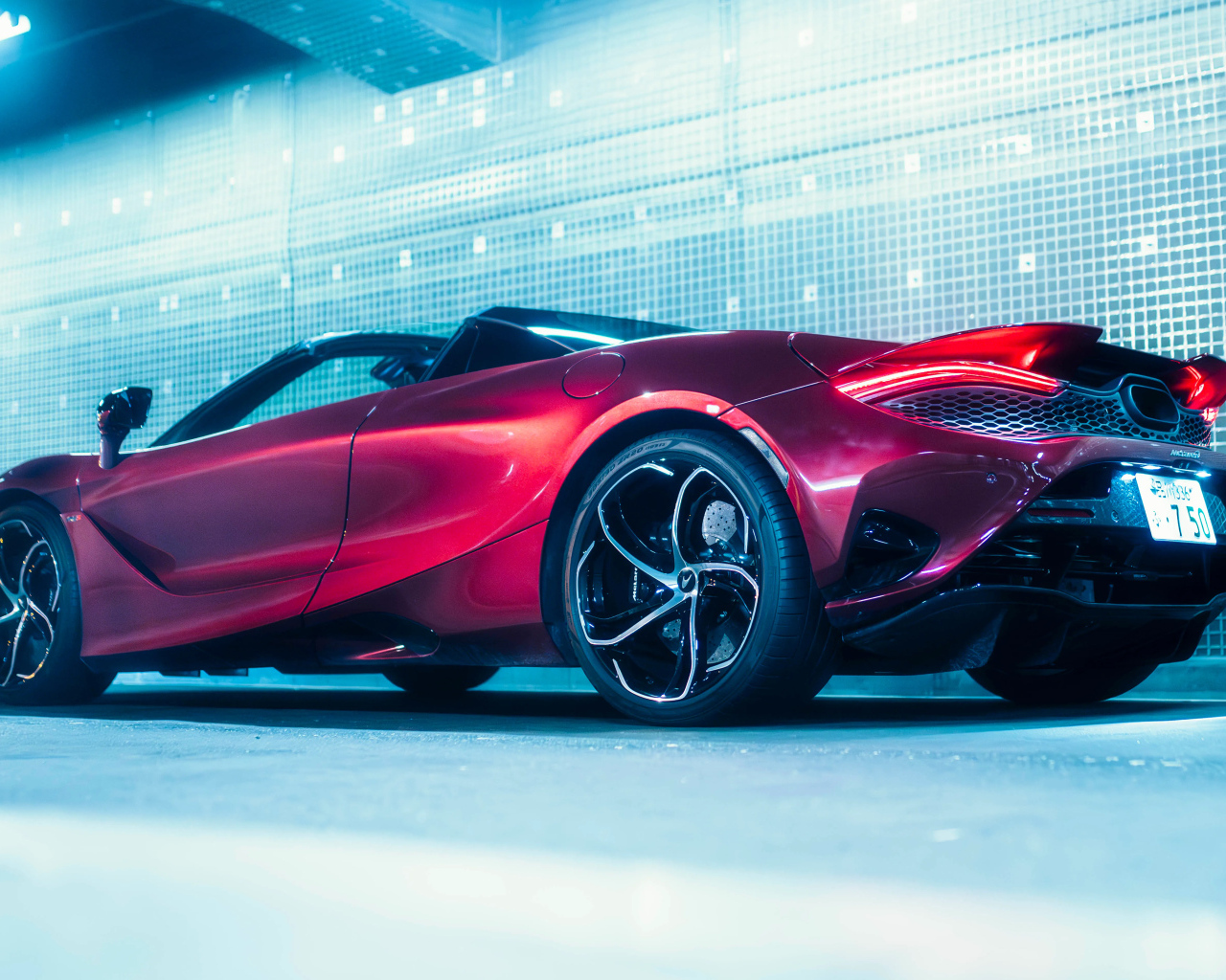 Вид сзади на красный автомобиль McLaren 750S Spider