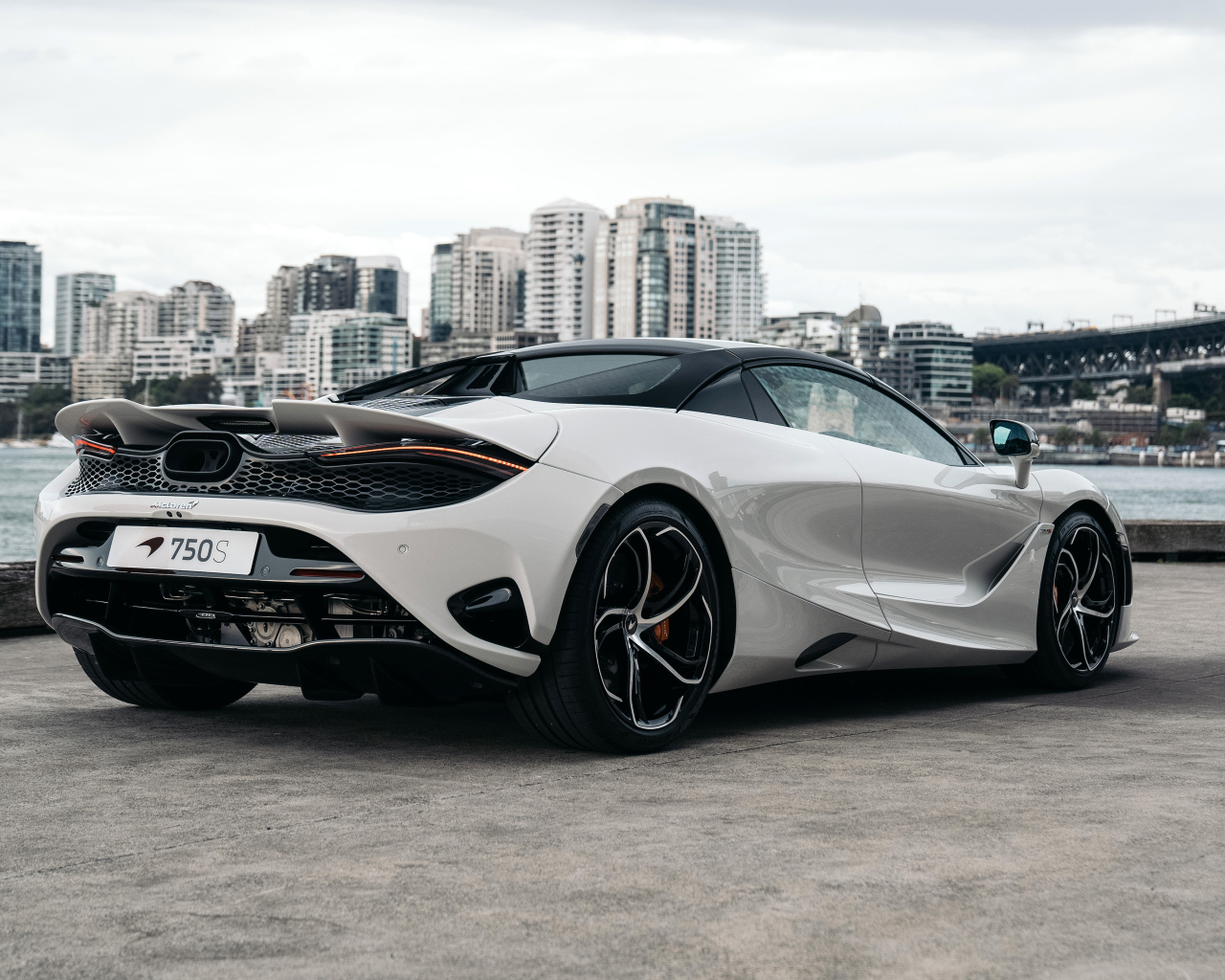 Вид сзади на автомобиль McLaren 750S Spider