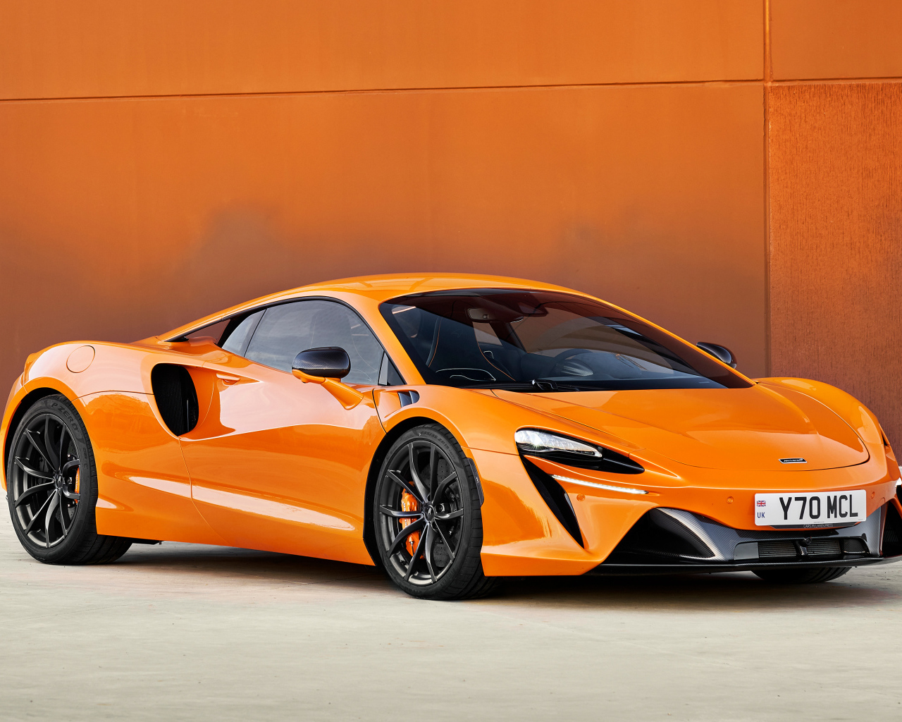 Вид на быстрый автомобиль McLaren Artura