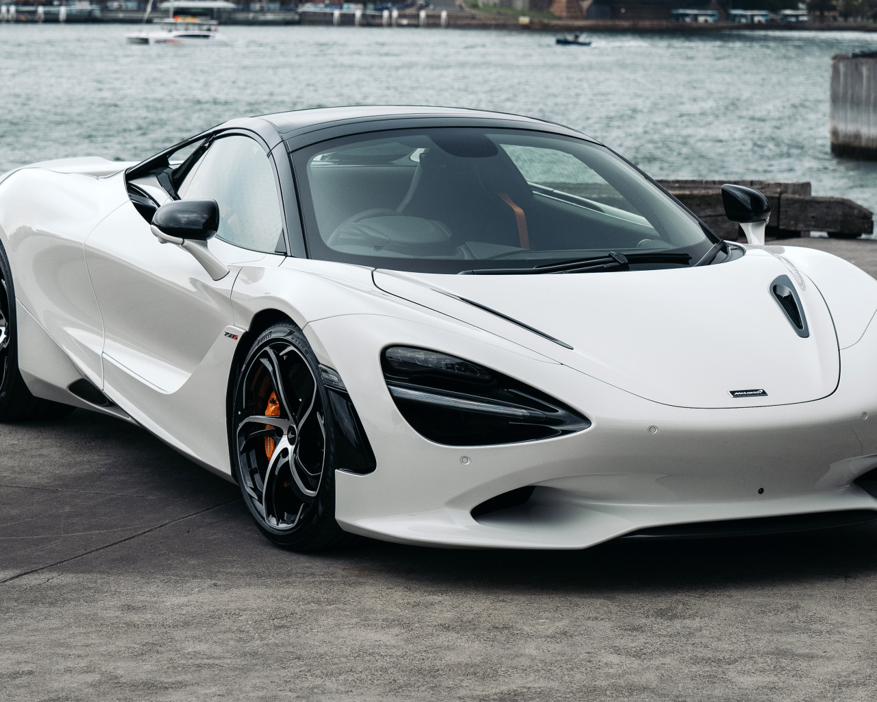 Белый автомобиль McLaren 750S Spider