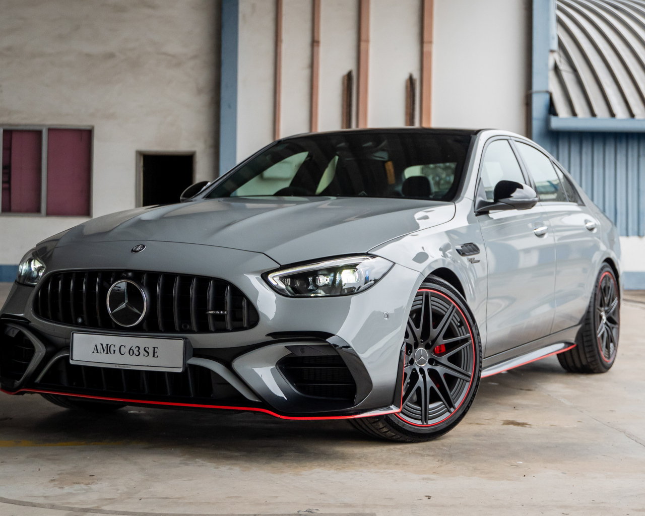 Автомобиль Mercedes-AMG C 63 S E Performance F1 Edition 2024 года