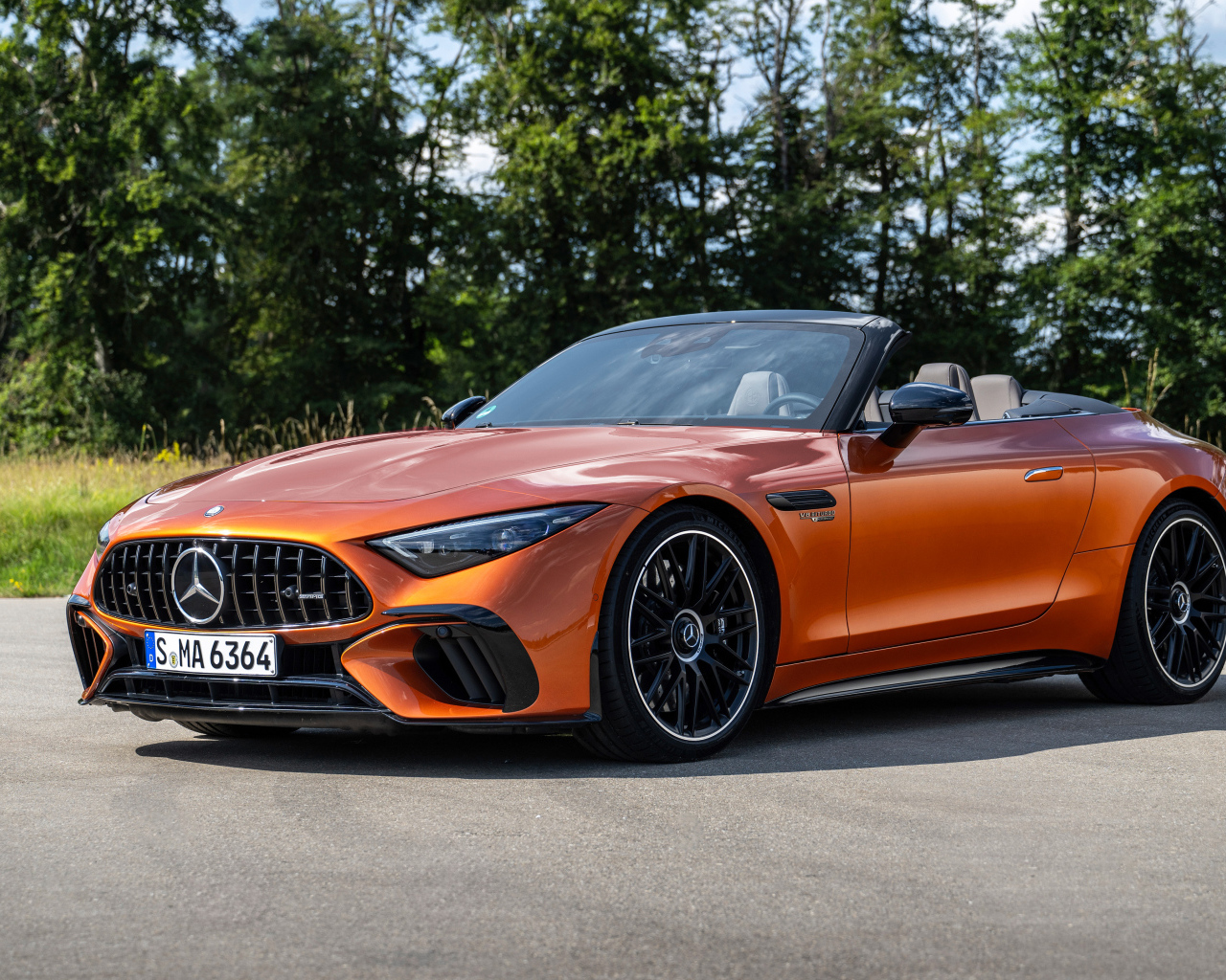 Оранжевый автомобиль Mercedes-AMG SL 63 S E Performance 2024  года