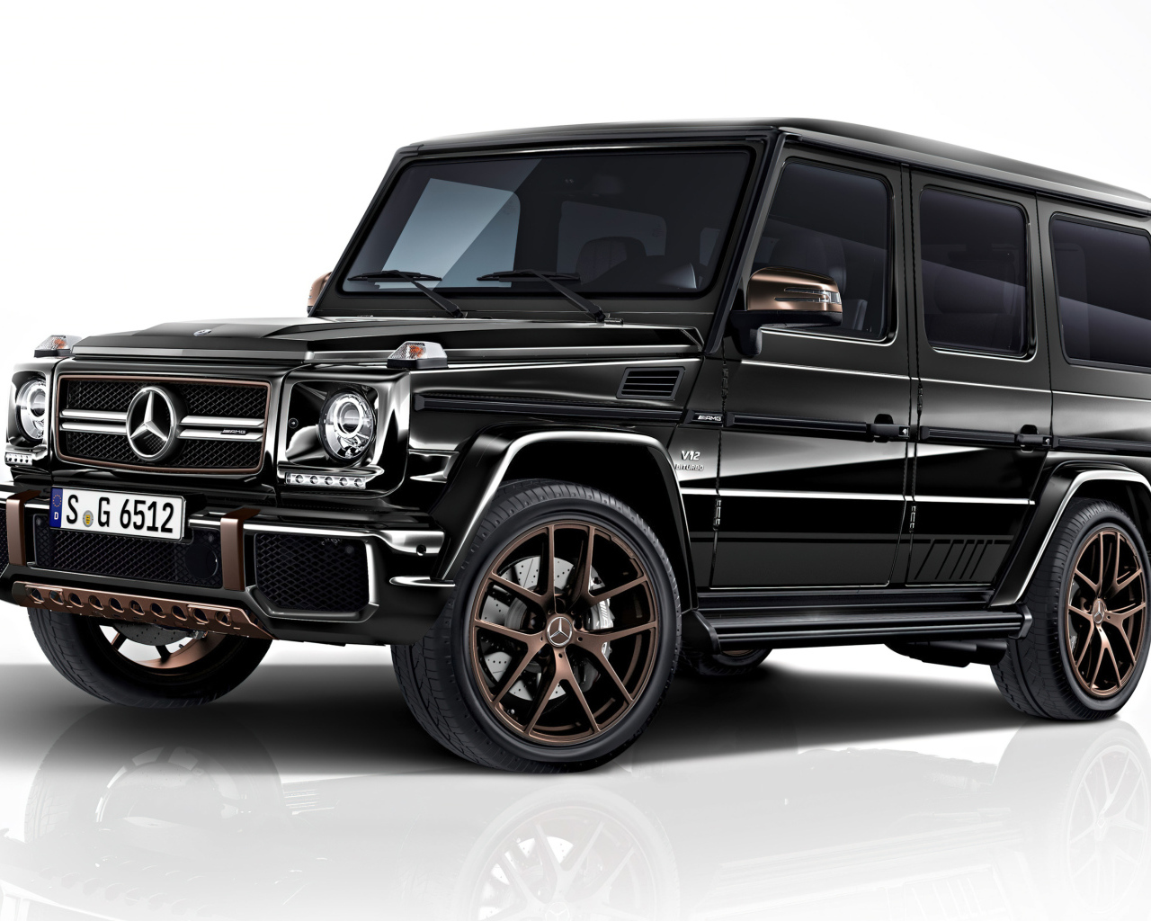 Черный джип Mercedes-AMG G65 на белом фоне