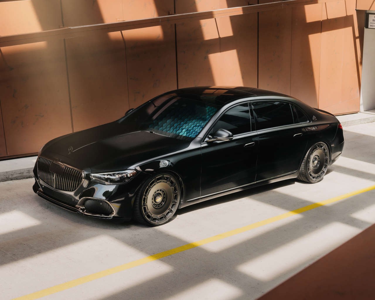 Черный Mercedes-Benz Maybach S Class S680  вид сверху