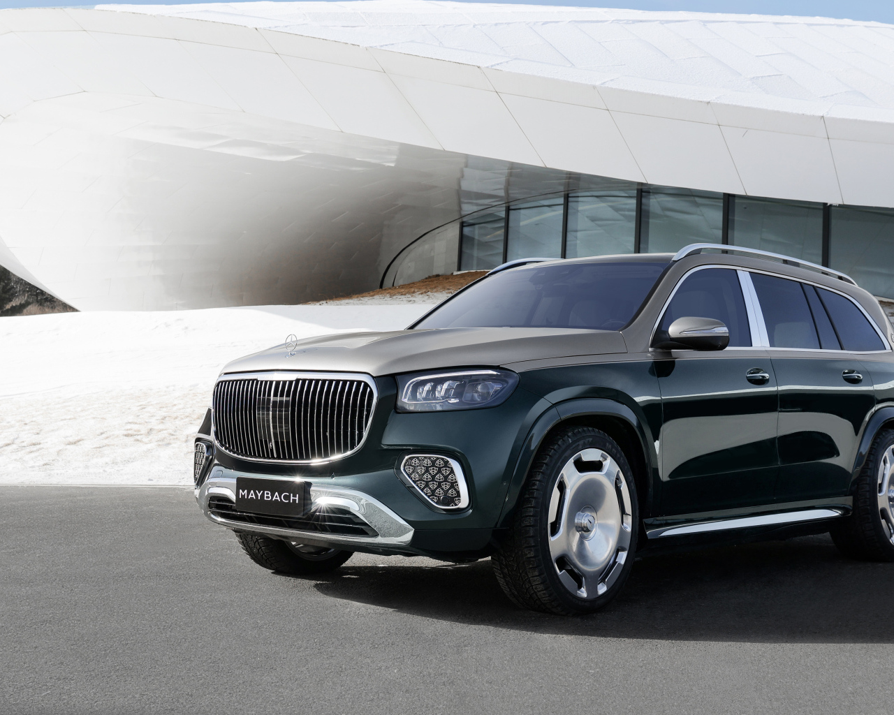 Черный автомобиль Mercedes-Maybach GLS 600 4MATIC 2024 года