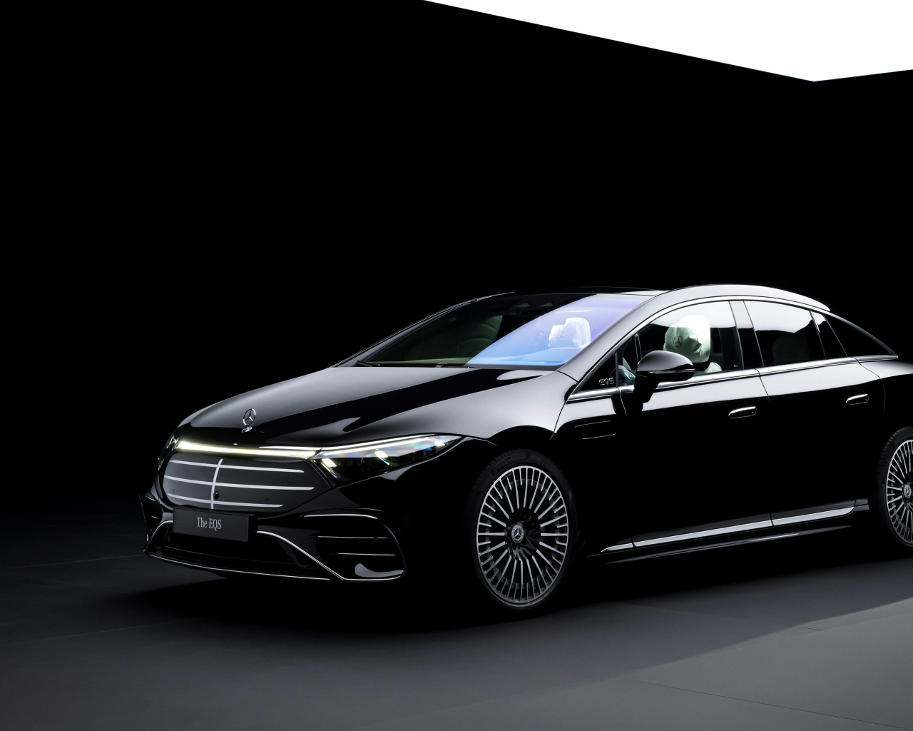 Черный стильный автомобиль Mercedes-Benz EQS 580 4MATIC AMG Line Manufaktur Selection 2024 года