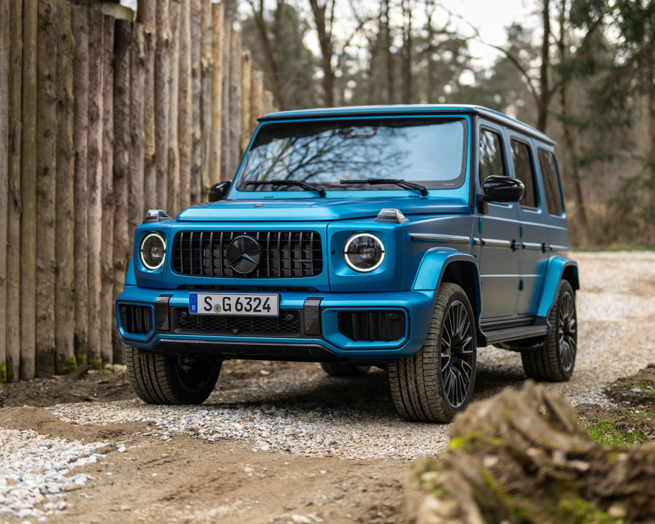 Синий автомобиль Mercedes-AMG G 63 Manufaktur 2024  года
