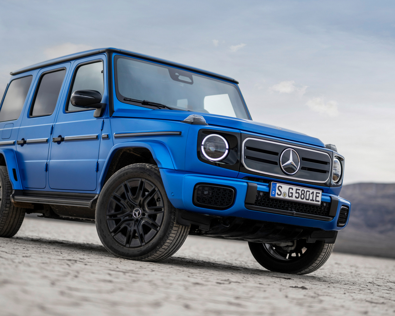 Синий внедорожник Mercedes-Benz G 580 With EQ Technology Edition One 2024 года