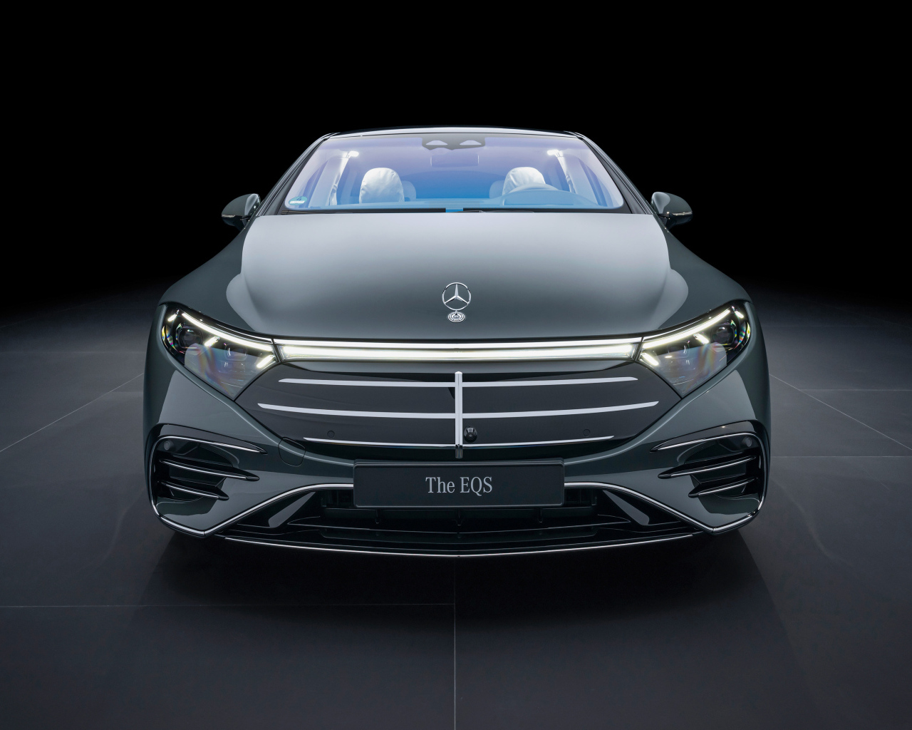 Вид спереди на дорогой автомобиль Mercedes-Benz EQS 580 4MATIC AMG Line 2024  года