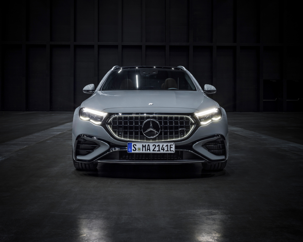 Вид спереди на автомобиль Mercedes-AMG E 53 HYBRID 4MATIC+ Estate 2024 года