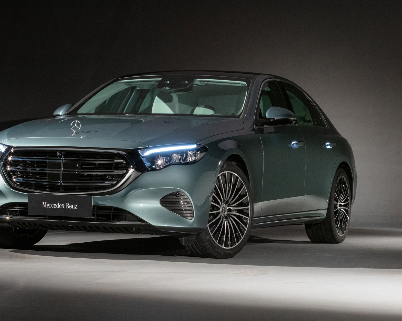 Вид спереди на автомобиль Mercedes-Benz E 300 Exclusive 2024 года
