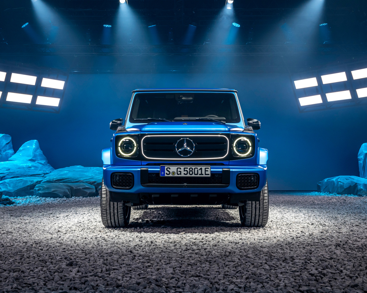 Вид спереди на автомобиль Mercedes-Benz G 580 With EQ Technology Edition One 2024 года