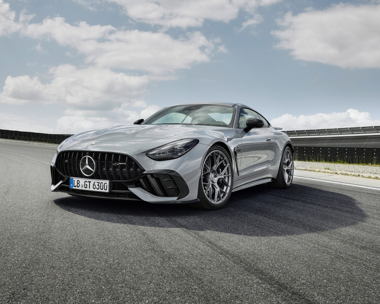 Вид спереди на автомобиль Mercedes-AMG GT 63 PRO 4MATIC+ на трассе