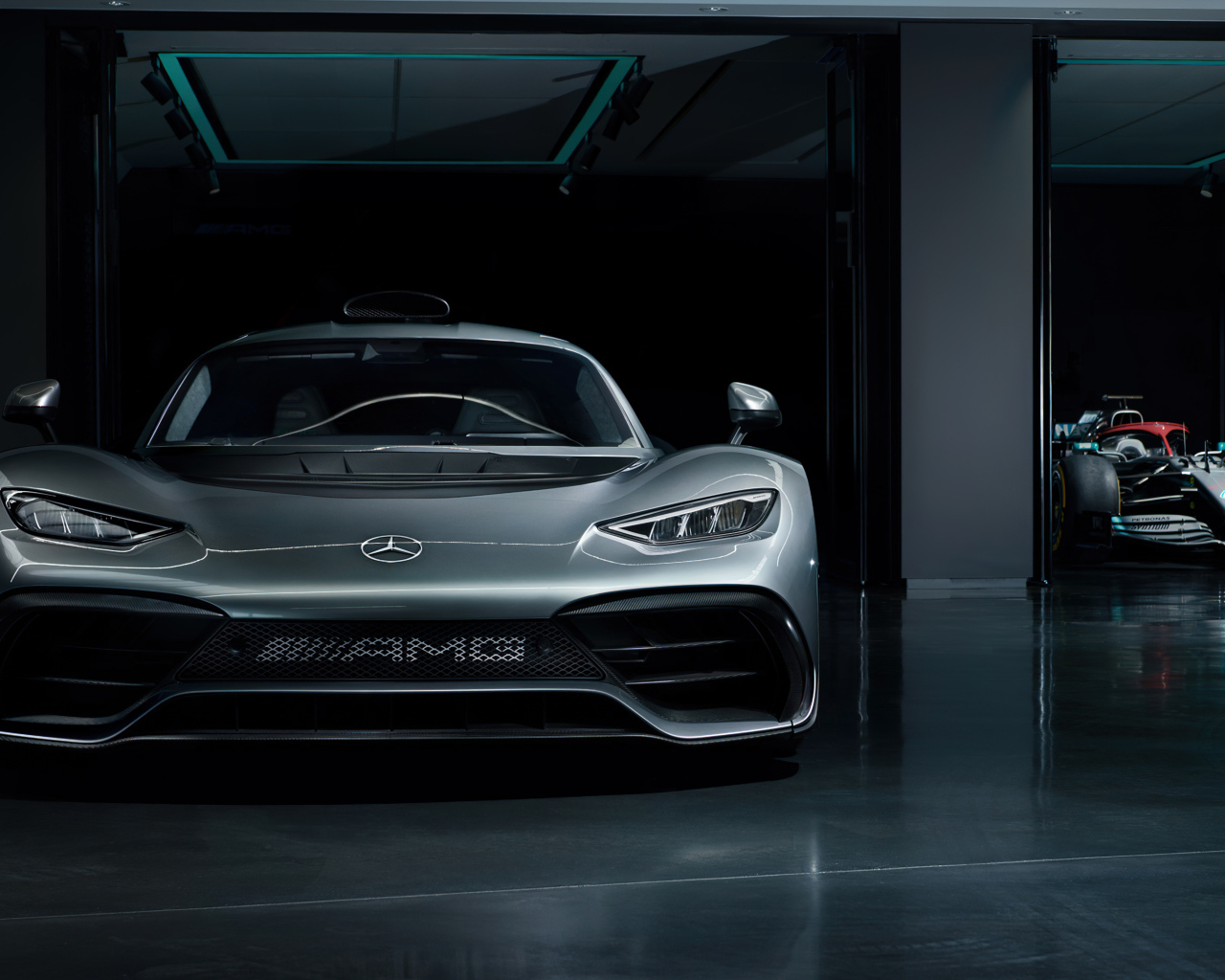 Вид спереди на автомобиль Mercedes-AMG ONE
