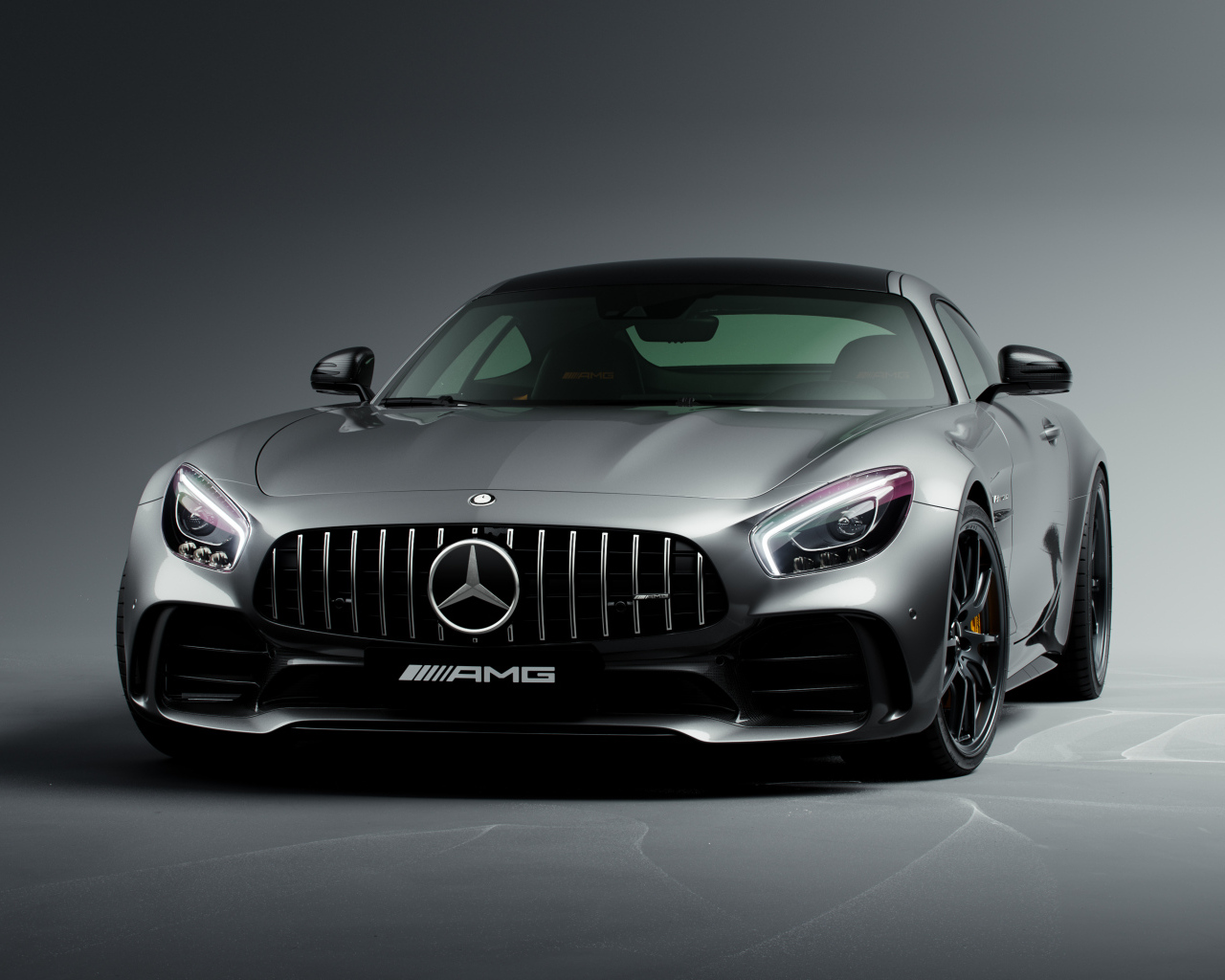 Вид спереди на автомобиль Mercedes-Benz AMG GT R