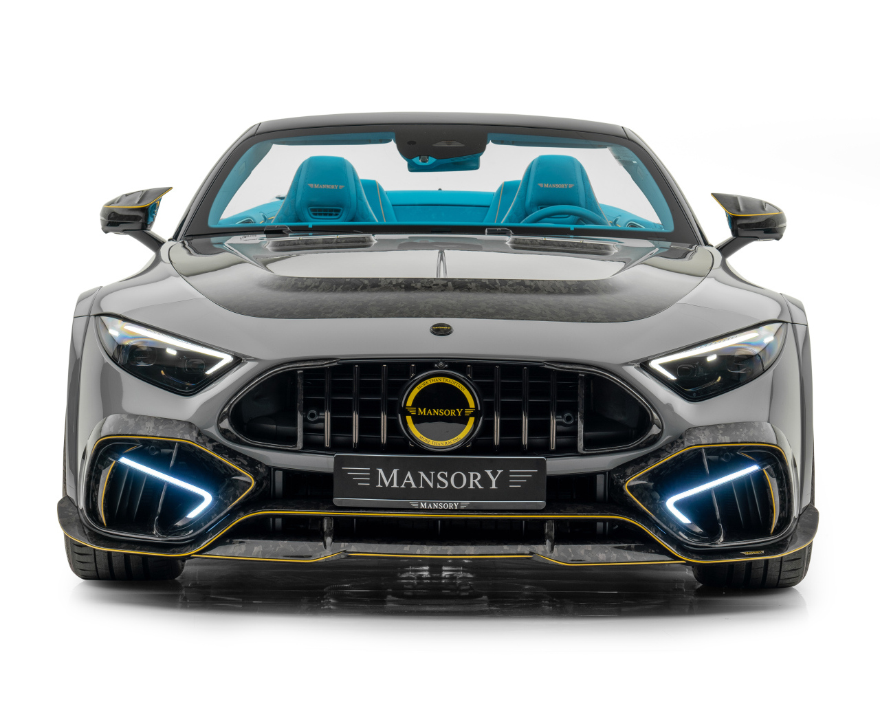 Вид спереди на черный автомобиль Mansory Mercedes-AMG SL 63 4MATIC+ Widebody