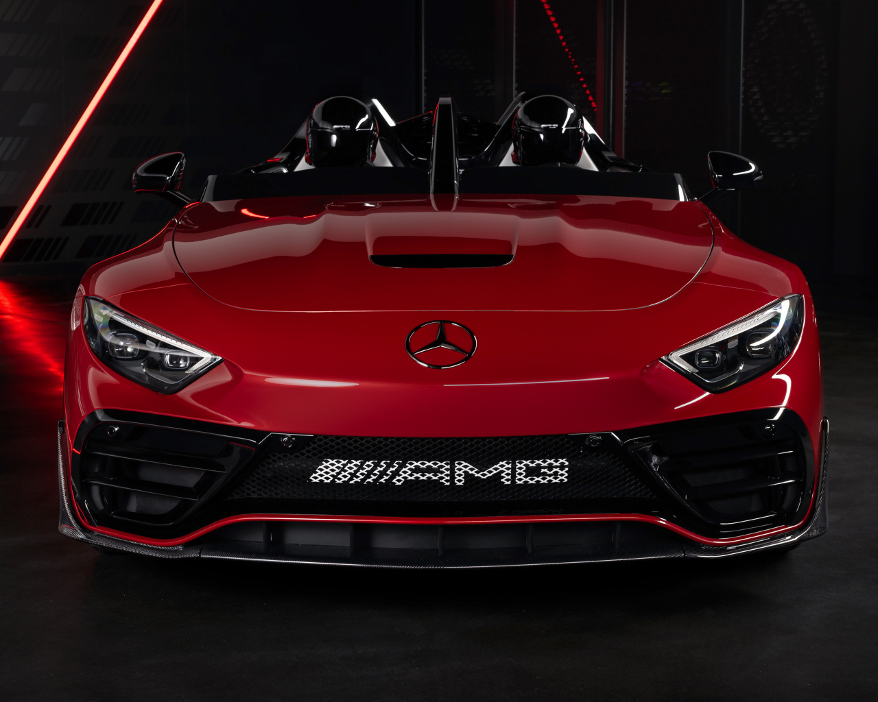 Вид спереди на красный автомобиль Concept Mercedes-AMG PureSpeed 2024 года