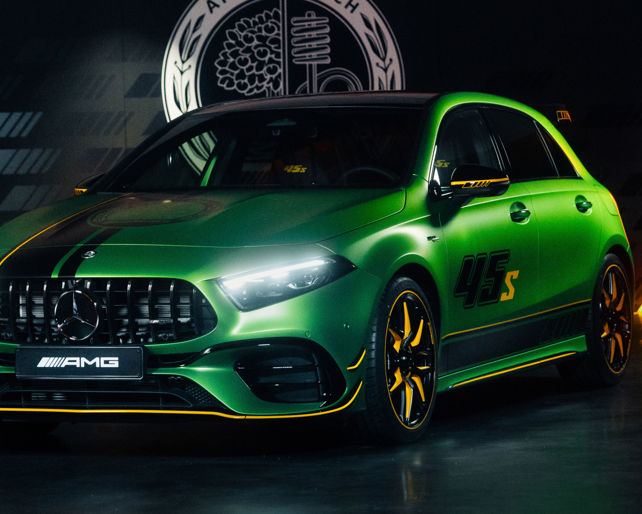 Зеленый автомобиль Mercedes-AMG A 45 S 4MATIC+ Final Edition