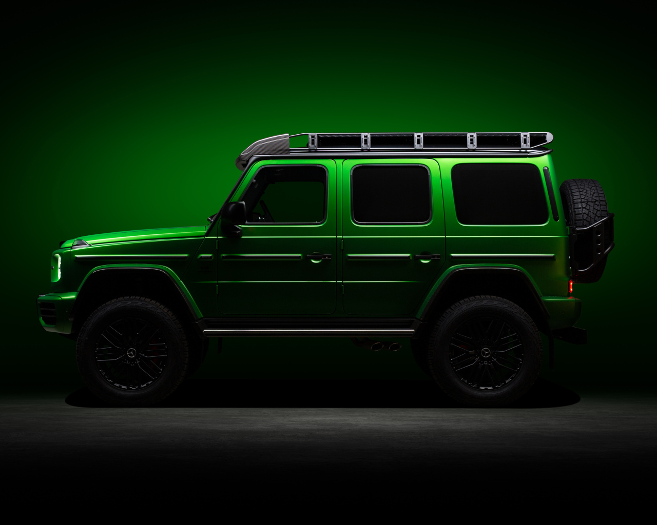 Зеленый джип Mercedes-AMG G 63 4x4