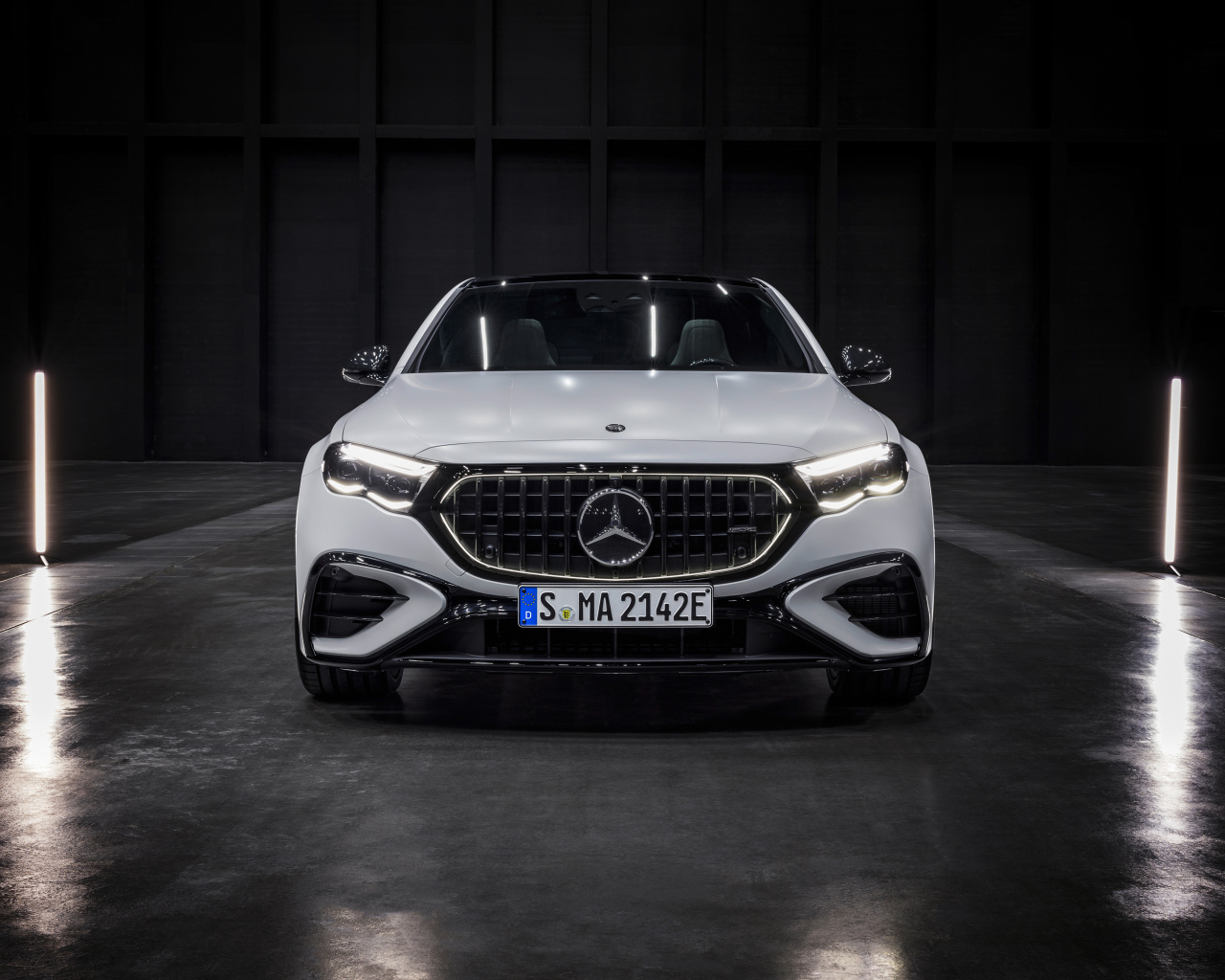 Автомобиль Mercedes-AMG E 53 HYBRID 4MATIC+ 2024 года вид спереди