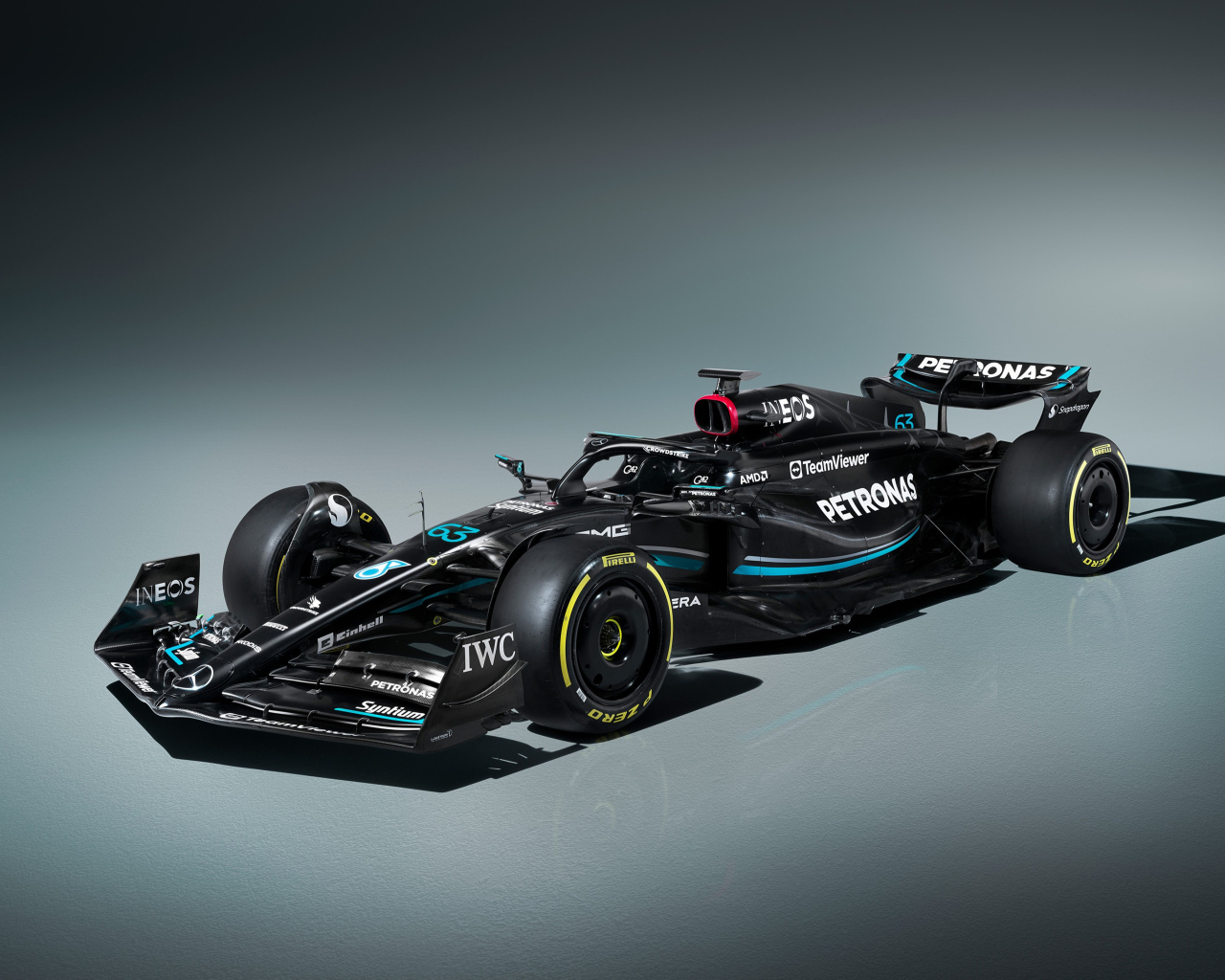 Гоночный автомобиль Mercedes-AMG F1 W14 E Performance  на сером фоне