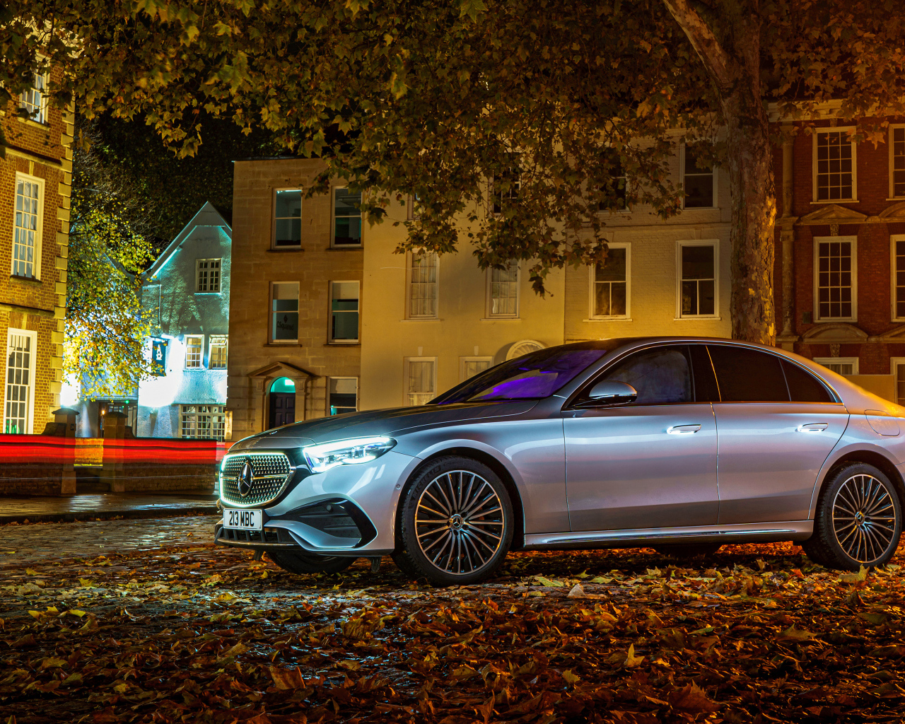 Автомобиль Mercedes-Benz E 300 E AMG Line в городе