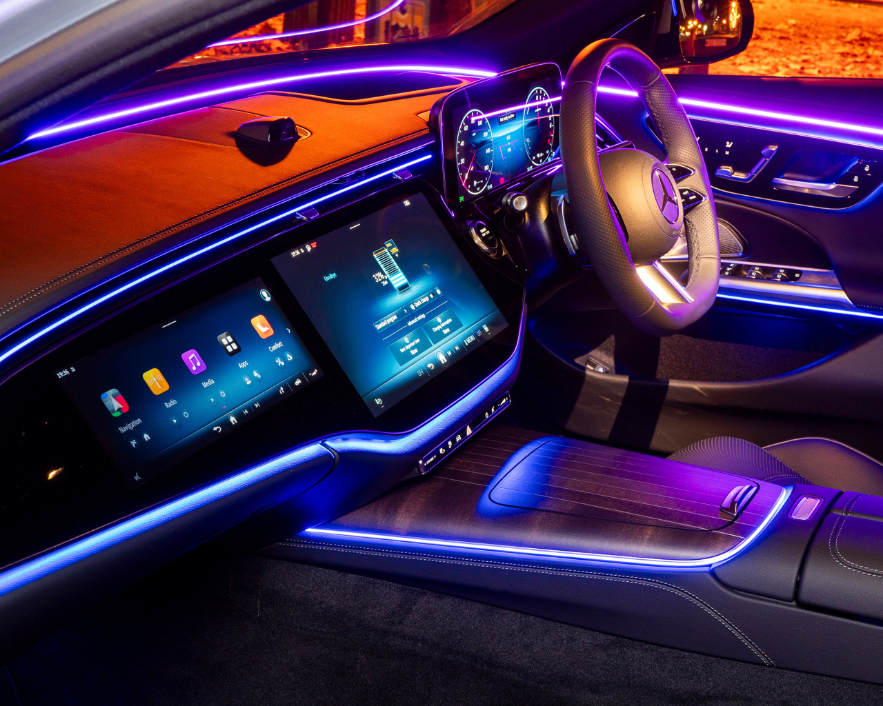 Салон автомобиля Mercedes-Benz E 300 E AMG Line с подсветкой